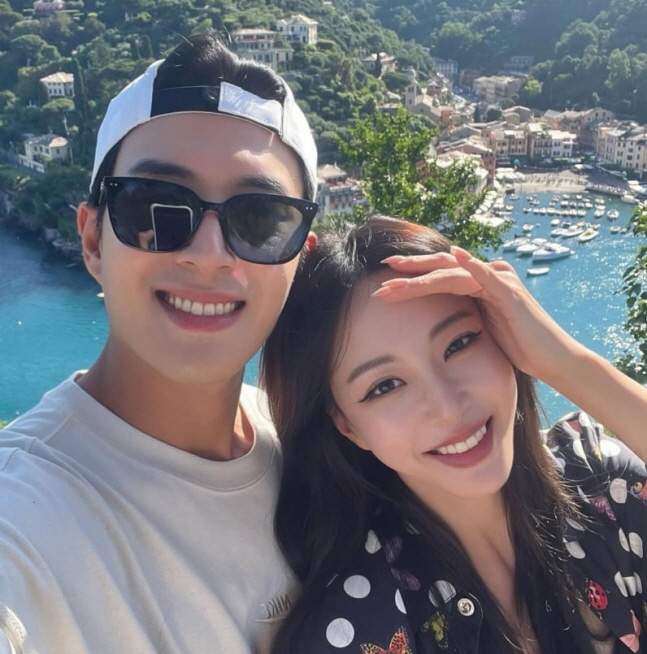 [SCin스타] "여전히 달달" 한예슬♥류성재, 신혼 분위기 물씬…여행지 투샷