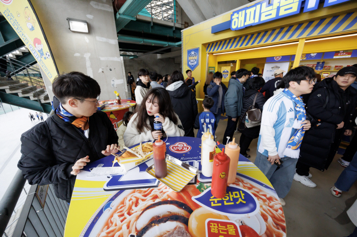 "배달 시키신 분~" K리그 축구장의 진화, 경기 관람→'맛'도 즐기는 …