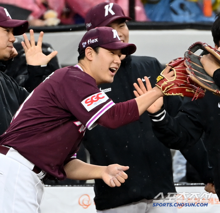 '전체 1번픽→데뷔전 5이닝 122구' 정현우 1군 말소…이미 서울 복귀…