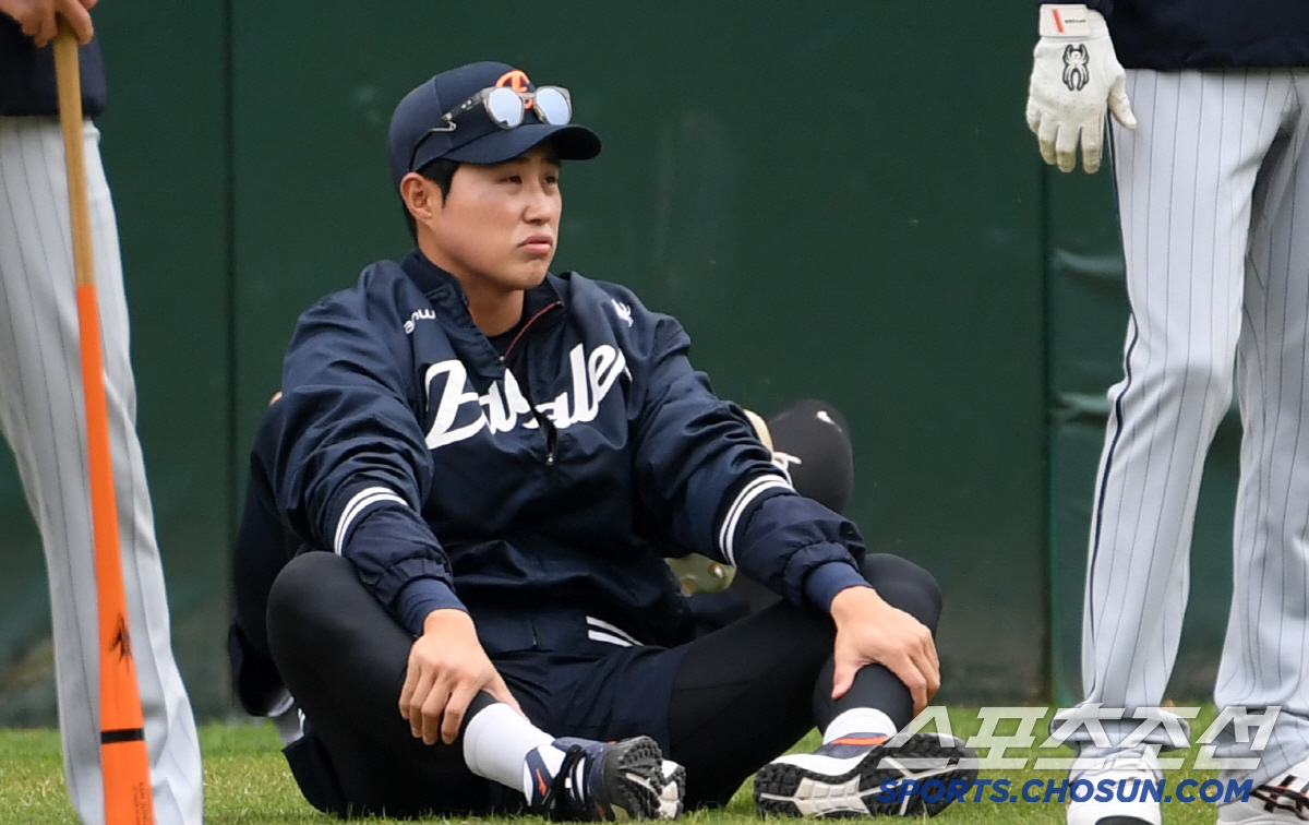 '드디어 살아난 90억 FA' 시즌 첫 홈런포 터뜨린 캡틴 향해 모두 박…