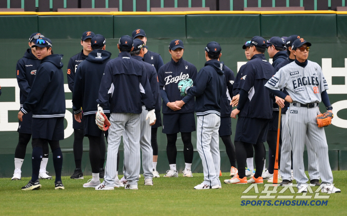 '드디어 살아난 90억 FA' 시즌 첫 홈런포 터뜨린 캡틴 향해 모두 박…