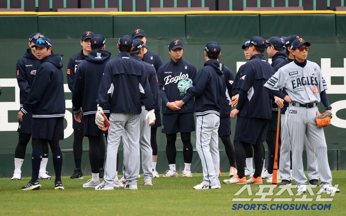 '드디어 살아난 90억 FA' 시즌 첫 홈런포 터뜨린 캡틴 향해 모두 박…