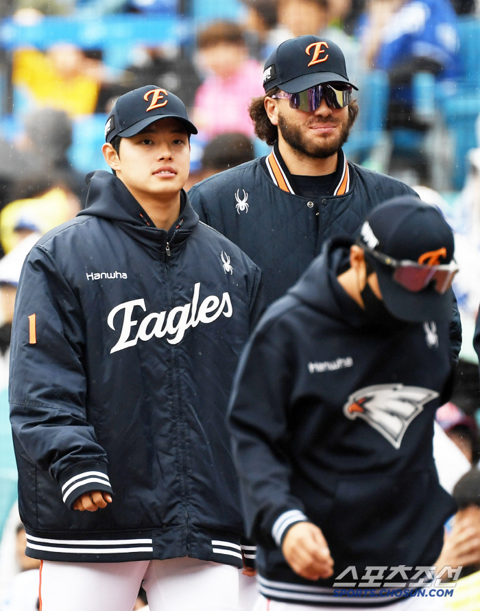 흥 많은 폰세가 신기한 와이스, 그라운드가 안방이야? '한국 노래까지 따…