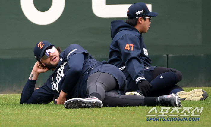흥 많은 폰세가 신기한 와이스, 그라운드가 안방이야? '한국 노래까지 따…