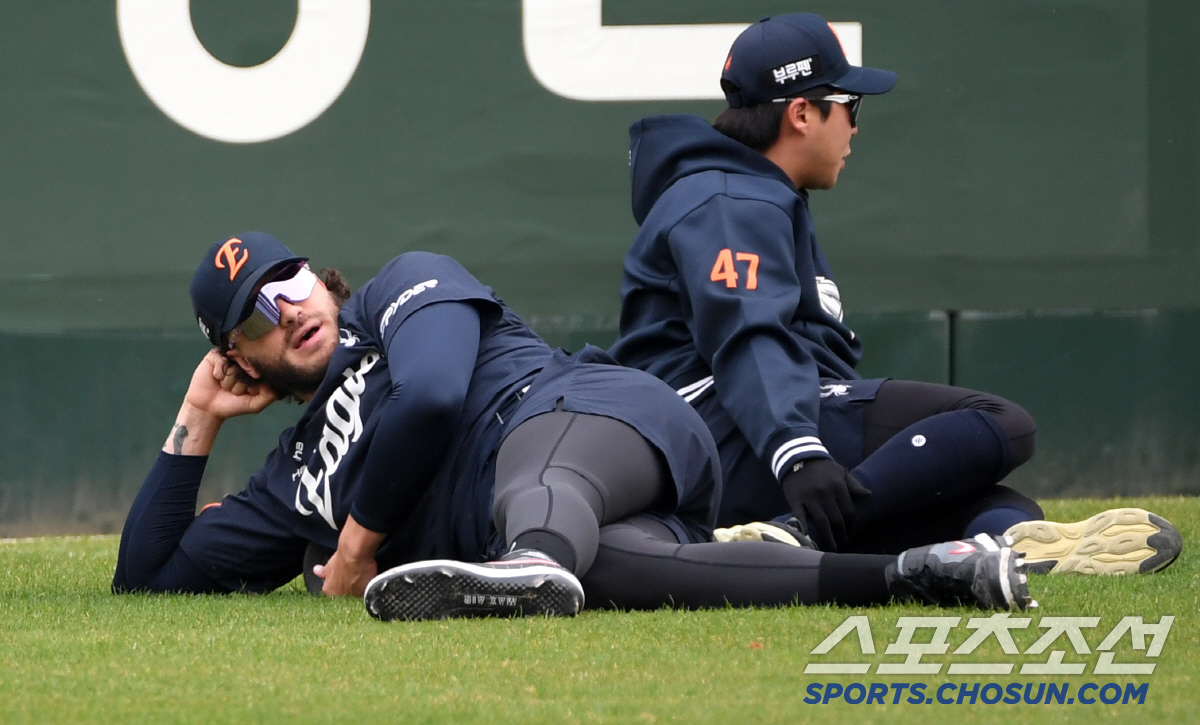 흥 많은 폰세가 신기한 와이스, 그라운드가 안방이야? '한국 노래까지 따…