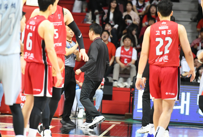 충격퇴장 김상식 감독, 경기 끝난 뒤 의미심장 멘트. "오늘 경기만 아니…