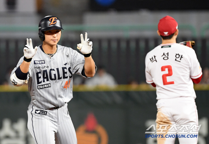 '파죽의 4연승' 한화, SSG 3연전 스윕…13일만에 승률 0.273 …