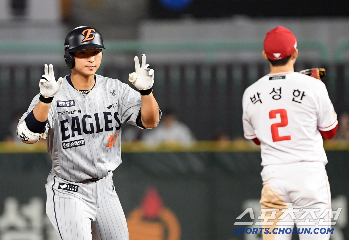 '파죽의 4연승' 한화, SSG 3연전 스윕…13일만에 승률 0.273 …