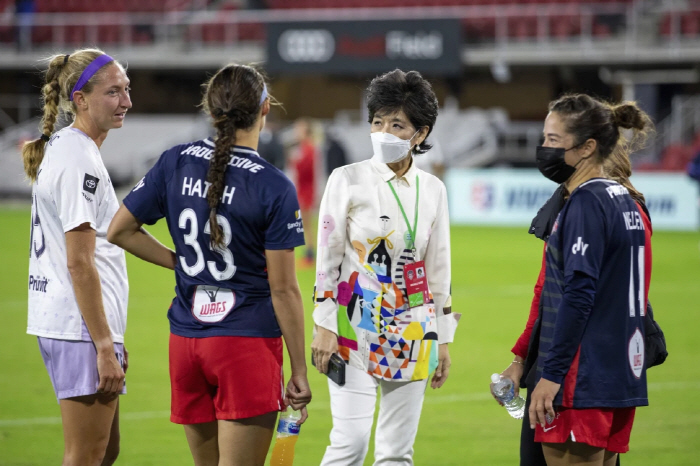 메시 누군지도 몰랐던 한국계 사업가, 어떻게 '女축구판 만수르' 됐나…BBC 집중조명