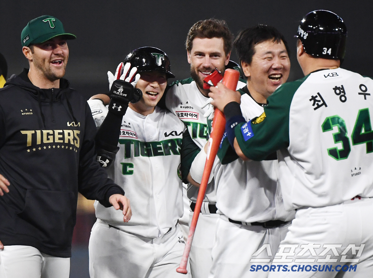 '산 넘어 산' KIA 간신히 위닝했더니.. '풀 충전' 두산 원투펀치 …