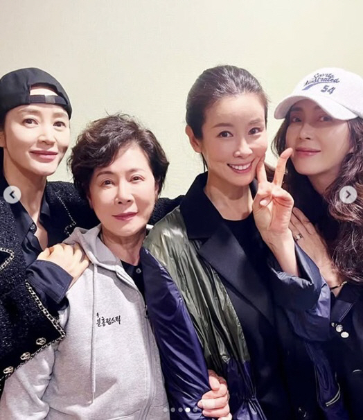 '50대 여배우' 송윤아x김혜수, 얼굴 반은 가려도 미모 풀파워