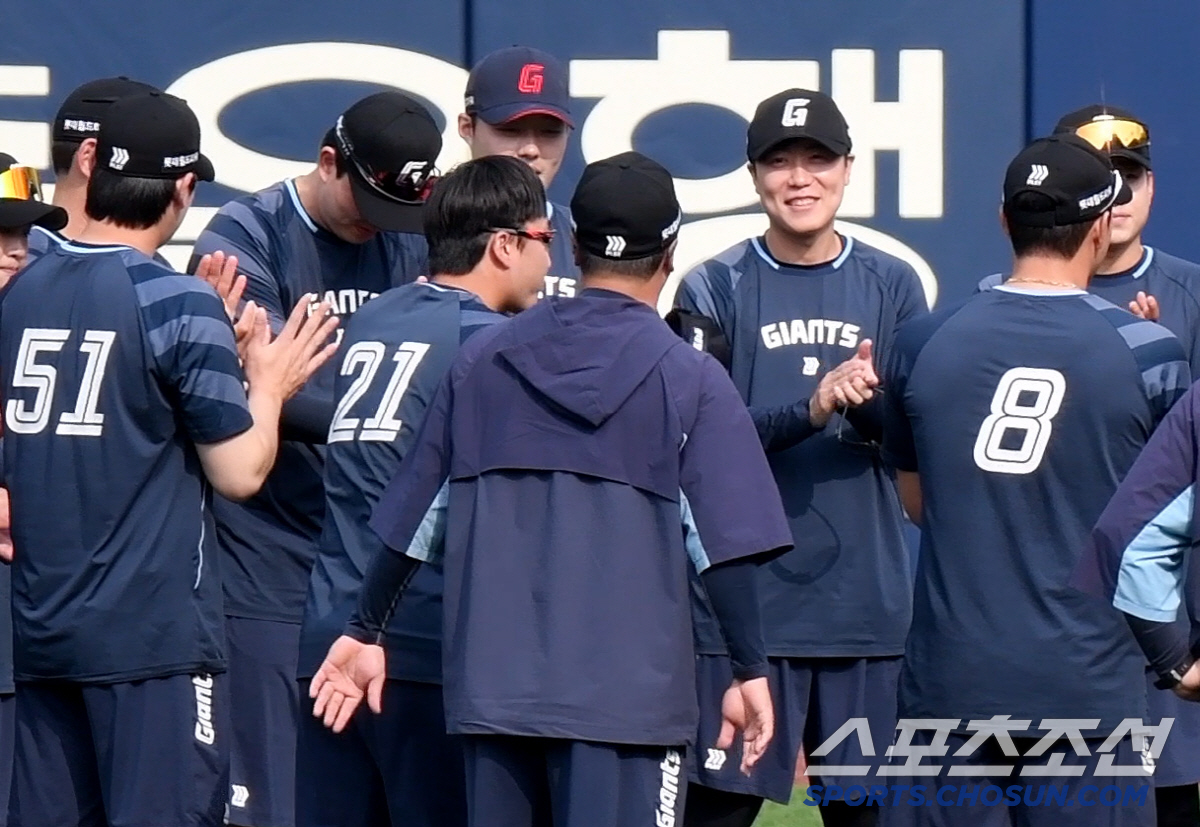 롯데 연승의 부작용, 박수 받는 선수가 끝없이 나온다. 게다가 5할 타자…