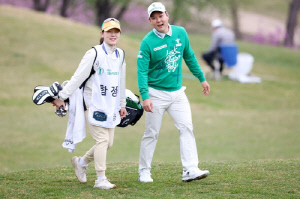 '아내 캐디'가 대세?…KPGA  함정우·김학영 등 아내 캐디 데뷔