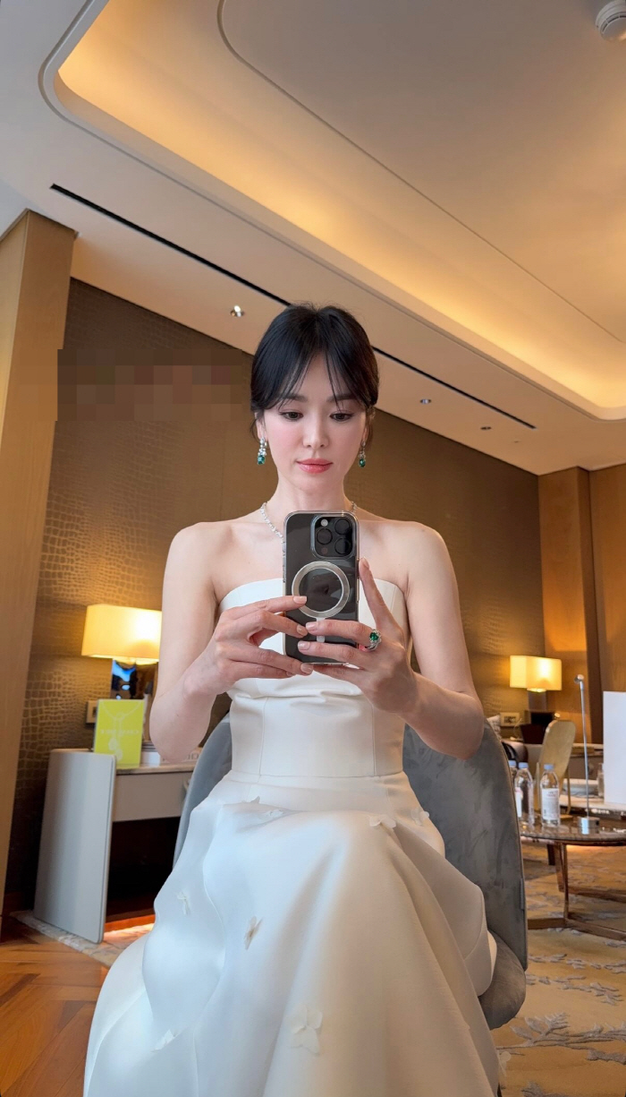 송혜교, 순백의 드레스 여신..숏컷도 완벽 소화