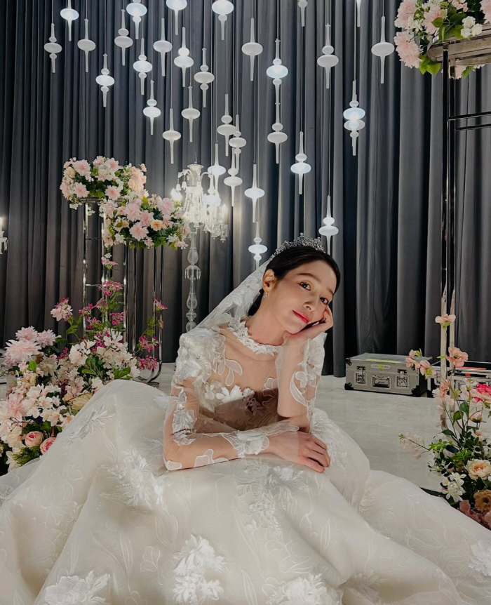 이민정, 전국 예비신부 기죽이는 웨딩드레스 자태..♥이병헌 또 반하겠어