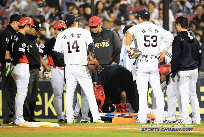 'KIA 천만다행' 정면 충돌 → 거즈 물고 병원행 "턱, 치아에 이상 …