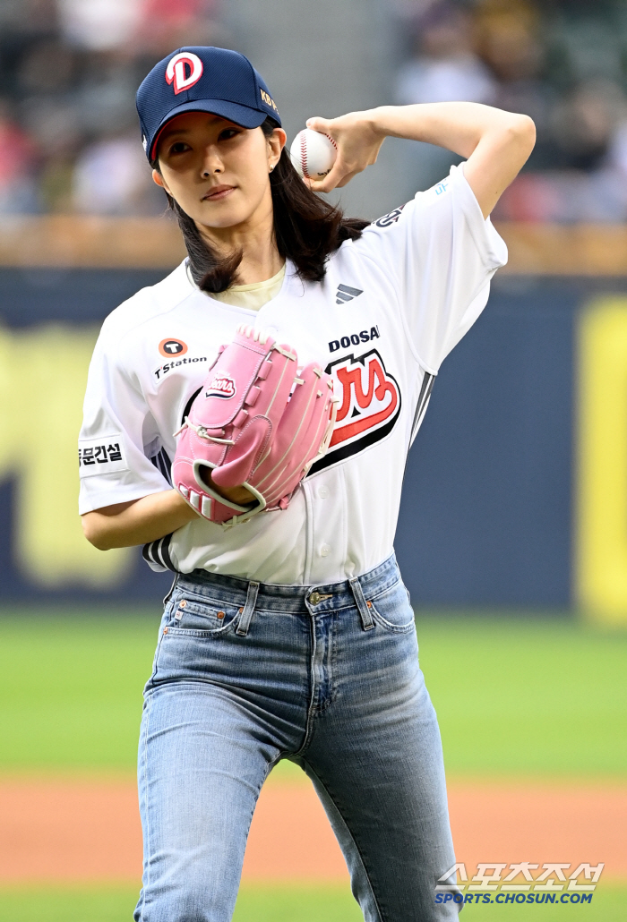[포토] 강지영 아나운서, 왼손 시구 어때요?