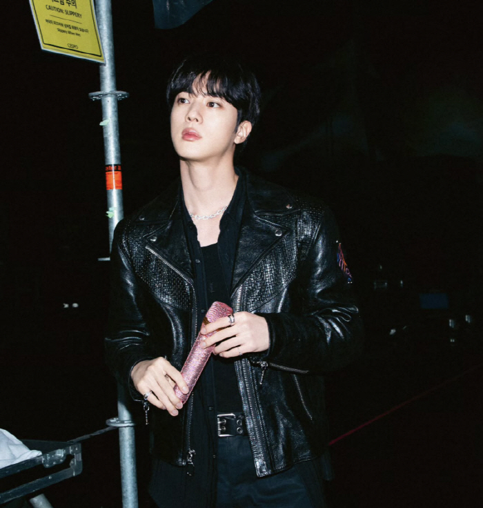"맞절→뽀뽀" 진·콜드플레이, 2년6개월만 '마이 유니버스' 전율 [종합…