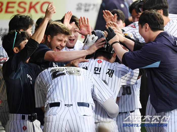 트레이드 대박! 홈런 치는 4할 내야수가 생겼다…이제 관리도 염두에 둔다…