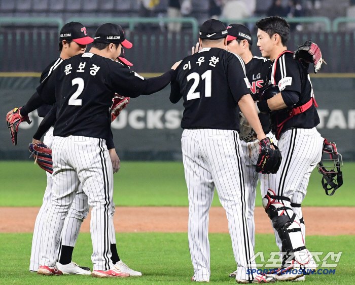 '개막 4주 됐는데 아직도 승률 8할이 넘다니...' 1강9약 시대. '…