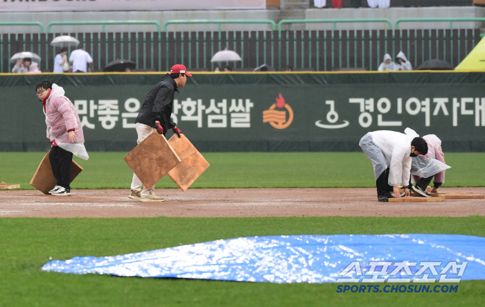 "이틀동안 3경기는 말도 안된다" 사상 초유의 155분 중단 사태, 감독…