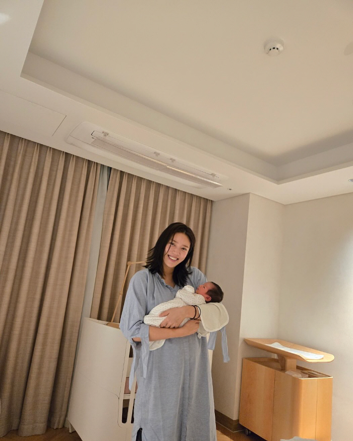 손담비, '오똑한 콧날' 생후 10일된 딸과 데이트 "하루가 다르게 자라…