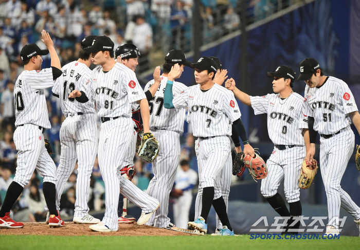 3연전 전석 매진! 클래식시리즈…'나승엽-유강남 홈런' 롯데가 웃었다, …