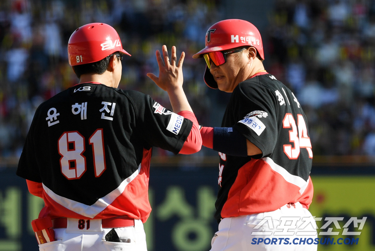'도대체 몇 살까지 야구 하려고' 42세 최형우 결승타...KIA, 두산…