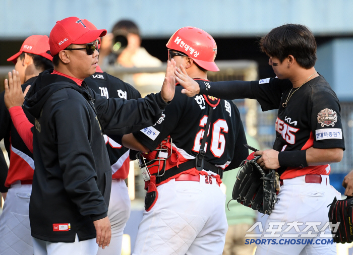 '4안타+번뜩이는 재치' KBO 최고 포수 양의지 허 찌른 홈 쇄도...…