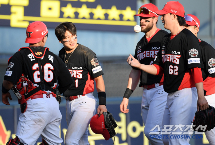 '4안타+번뜩이는 재치' KBO 최고 포수 양의지 허 찌른 홈 쇄도...…