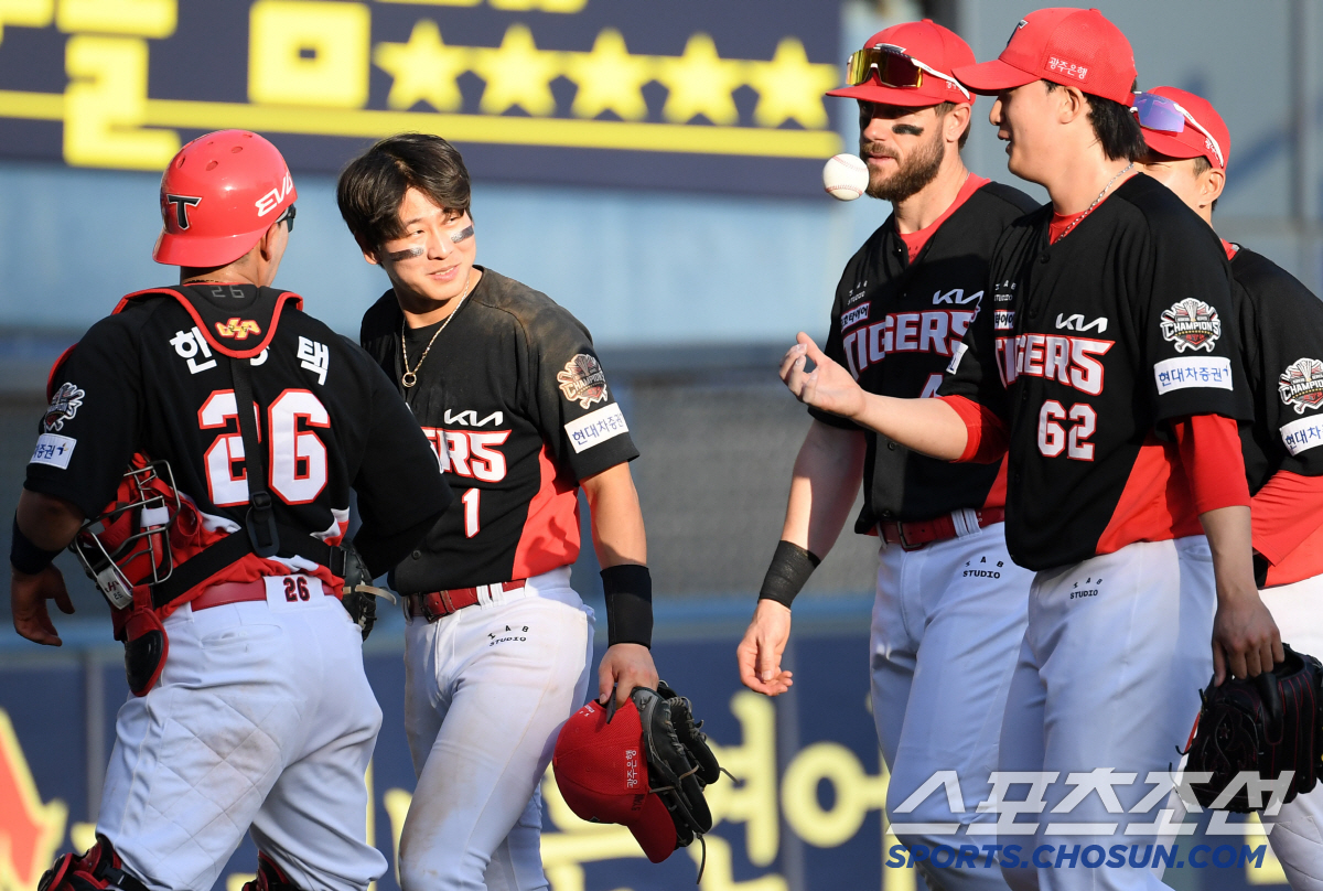 '4안타+번뜩이는 재치' KBO 최고 포수 양의지 허 찌른 홈 쇄도...…