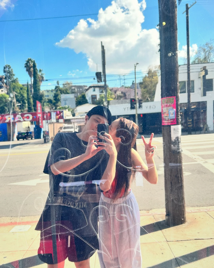 현아♥용준형, 길거리서 뽀뽀.."어떤 말로도 표현 못 해"