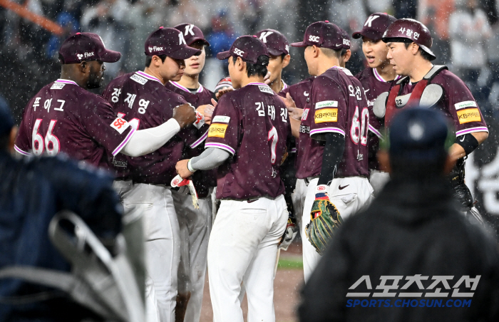 LG는 사상 첫 100승 넘길 기세. 그런데 4월 2할대 승률 키움도 최다패 분위기. 이러다 100패 하면 어쩌나[SC 포커스]