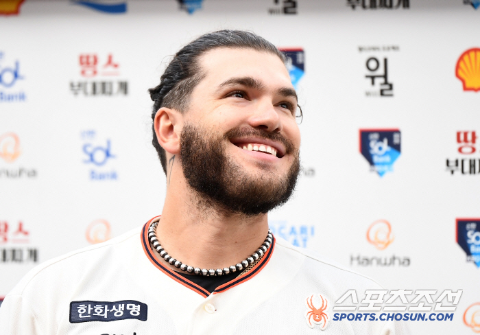 '폰세 꽉 잡아' 독수리 5형제의 포옹 쇄도, 최강 선발진은 케미도 특급 [대전 현장]
