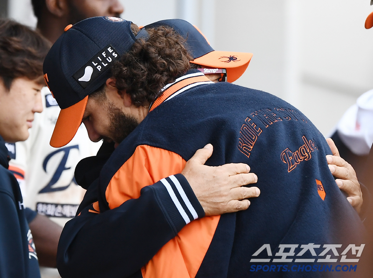 '폰세 꽉 잡아' 독수리 5형제의 포옹 쇄도, 최강 선발진은 케미도 특급…