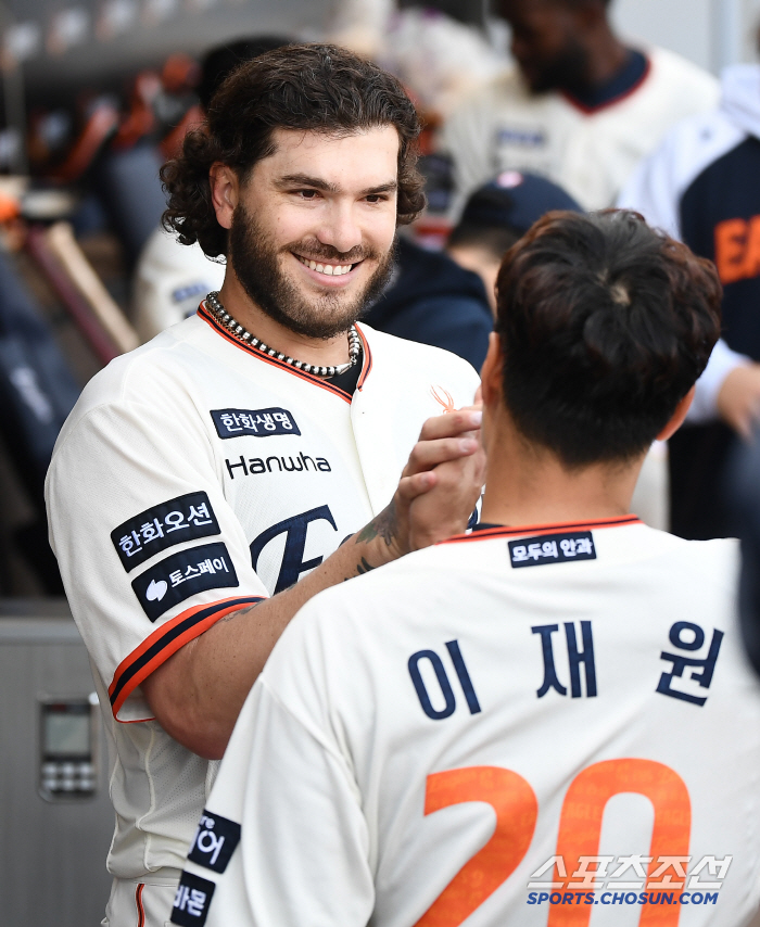 '폰세 꽉 잡아' 독수리 5형제의 포옹 쇄도, 최강 선발진은 케미도 특급…