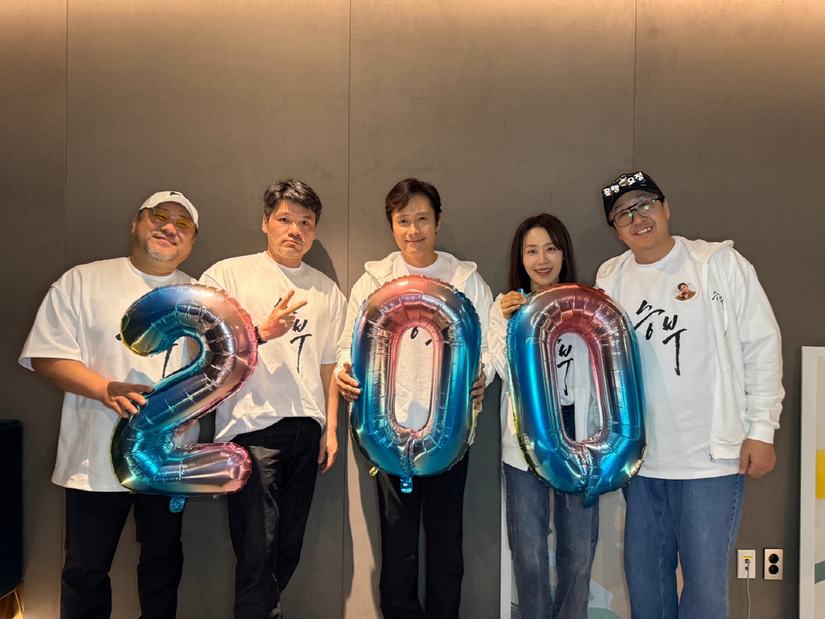 [공식] 이병헌이 멱살 잡고 이끈 '승부', 27일 만에 200만 돌파.…