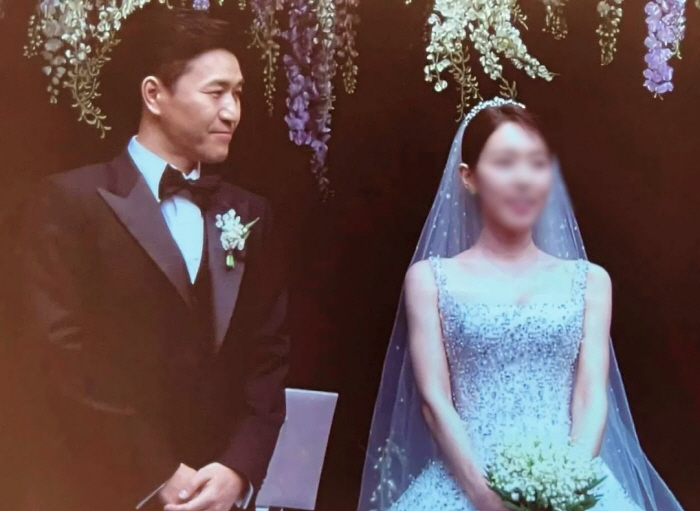 "김종민 신부 얼굴 왜 노출했나" 인순이, 역풍에 사진 삭제