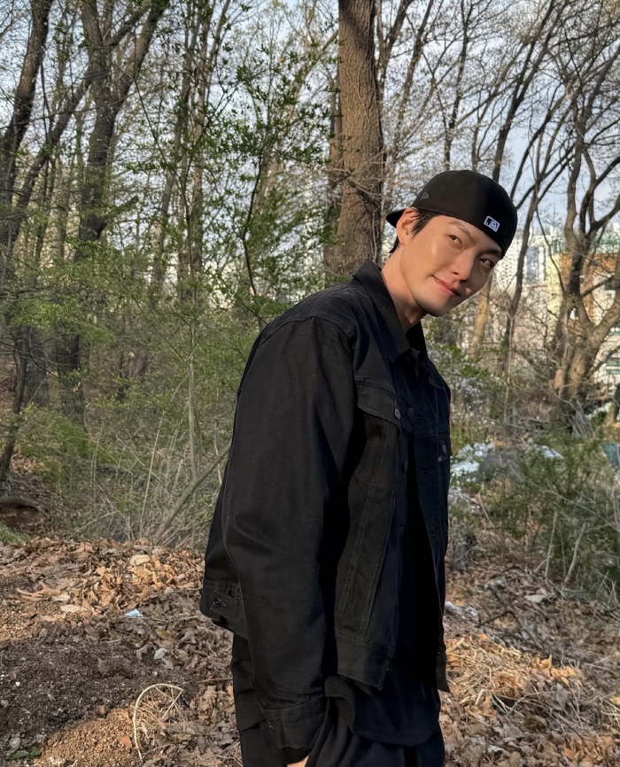[SCin스타] "농약 살포하였음"…김우빈, ♥신민아 인생샷 찍어주나→'…