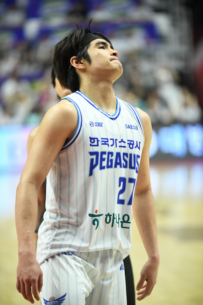 '명경기 망친 판정 논란' KBL 공식 입장 "오심 심판 PO 출전 정지…