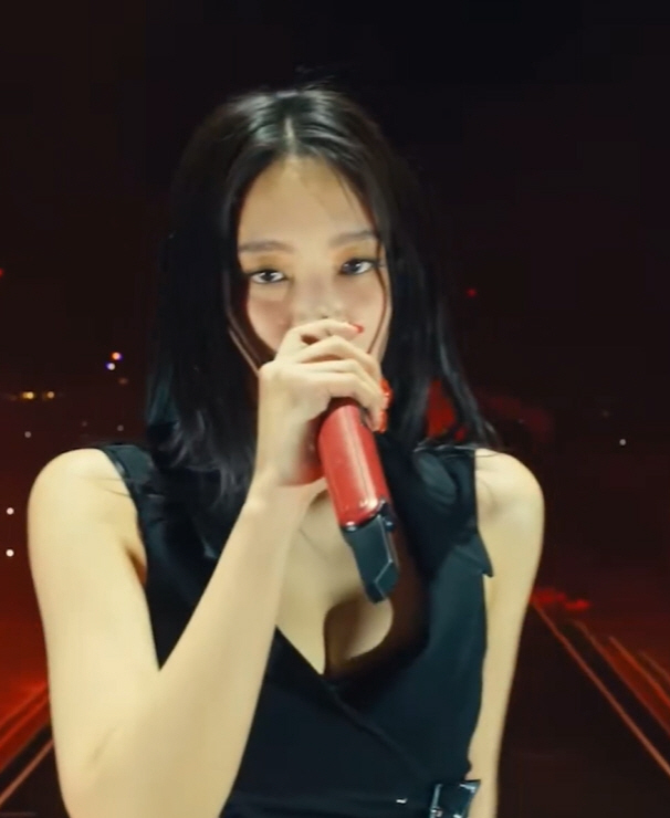 빛이 나는 제니, 美코첼라 ‘SOLO’ 무대 찢었다…“엄마 사랑해” 울먹…