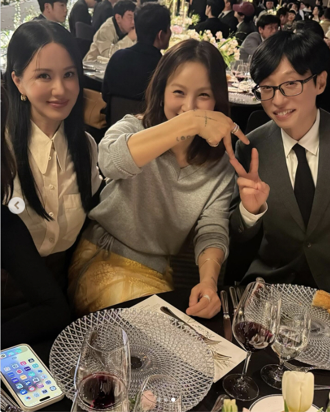 유재석X이효리 ‘손가락 스킨십’ 찐남매 케미…엄정화·화사까지 '유랑단' 총출동