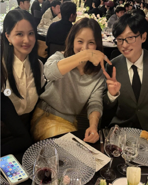 유재석X이효리 ‘손가락 스킨십’ 찐남매 케미…엄정화·화사까지 '유랑단' 총출동
