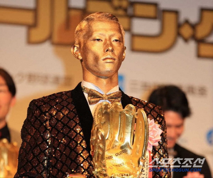 개막전 4번 타자→외야 대수비→1군 등록 말소, 안타 1위 괴짜 외야수 …