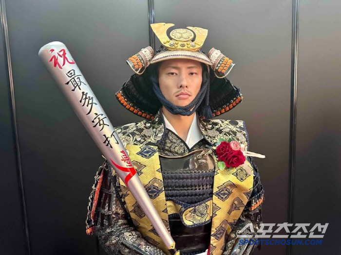 개막전 4번 타자→외야 대수비→1군 등록 말소, 안타 1위 괴짜 외야수 …