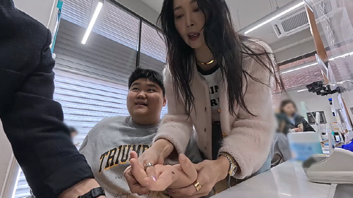 오윤아 "나에게 대시했던 16세 연하男, 방송후 연락 다시 왔다"(솔로라…