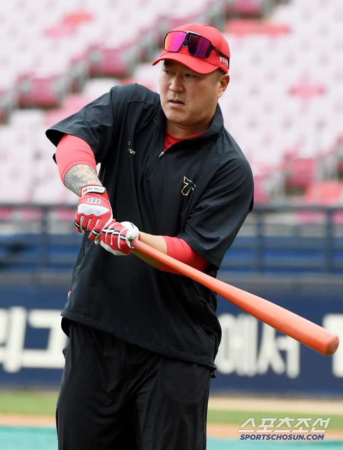 나이 마흔 둘에, 잠실 백스크린을 때려버리면 어쩌란말인가 "사실 4번 치…