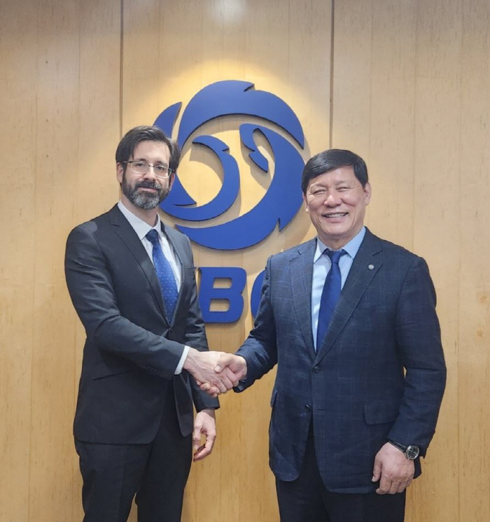 "야구 통해 더 친해지자" 주한 쿠바 대사, KBO 방문→허구연 총재 접…