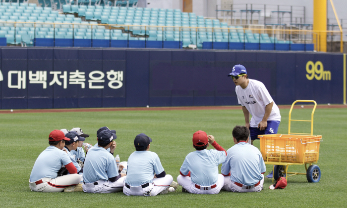 "회비를 못내 야구를 못했던" 유소년의 기억, KBO 슈퍼스타의 꿈나무 사랑 "너희도 영웅이 될 수 있어"