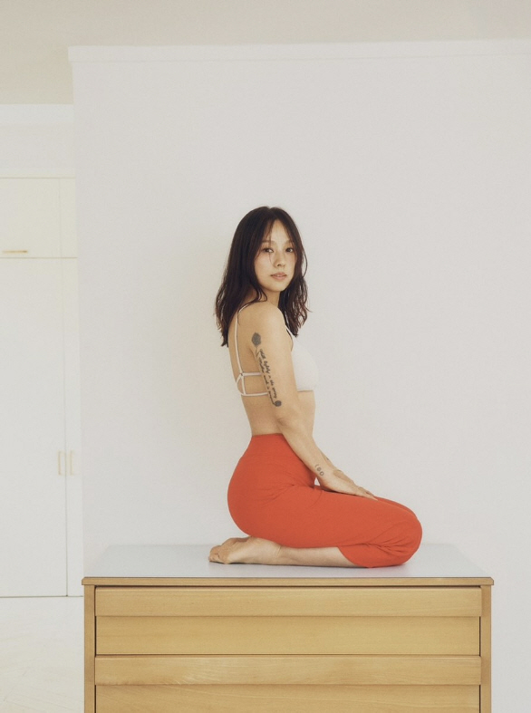'53kg' 이효리, 브라톱에 드러난 온몸 타투..요가로 만든 건강美